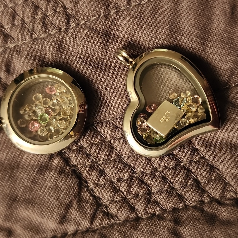 2 Pendants That Open And Hold Small Items In Side - image 5